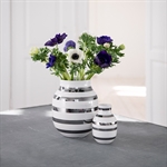 Omaggio vase sølv 20 cm fra Kähler med blomster - Tinashjem